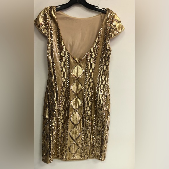ADRIANNA PAPELL GOLD SEQUINED MINI DRESS IN SIZE 6P BACK ZIPPER WITH V CUT BACK - Picture 7 of 9